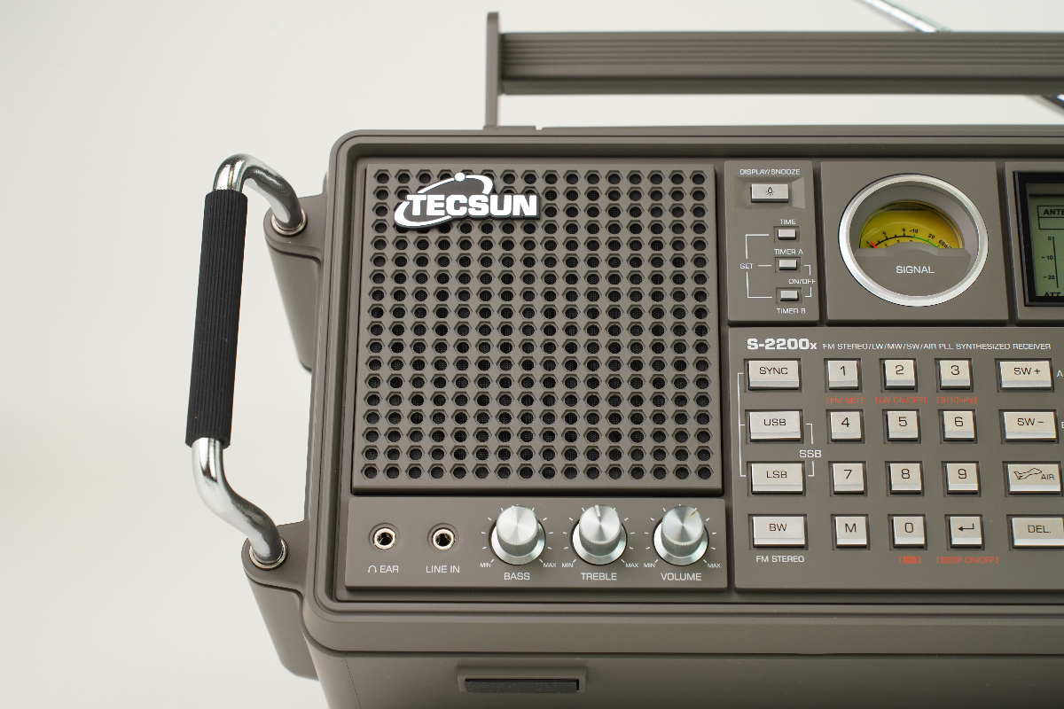 фото радиоприемника Tecsun S-2200x со стороны динамика